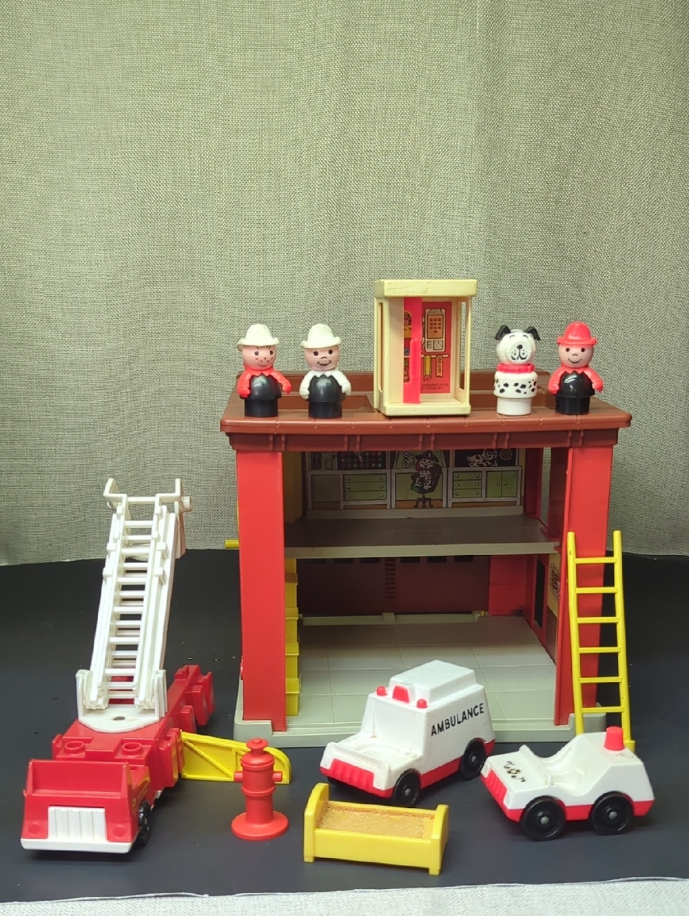 1979 VINTAGE WORKING FISHER PRICE PLAY FAMILY FIRE STATION #928 w/accessories - Picture 14 of 16